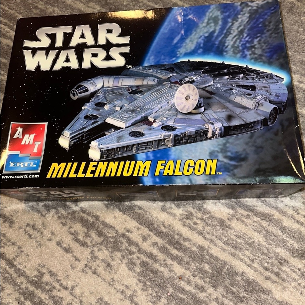 MT Star Wars Millennium Falcon Building Kit - Silver and Black
